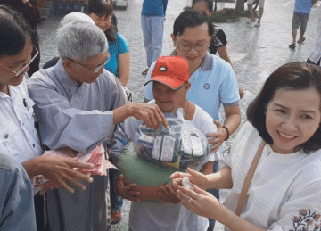 TX.Gò Công: Chùa Thiền Huệ trao tặng quà xuân Canh Tý đến các hoàn cảnh khó khăn