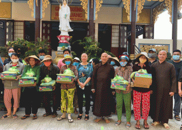 TX.Gò Công: Chùa Huệ Quang tặng quà người nghèo nhân kỷ niệm ngày Đức Phật Niết-bàn