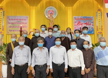 H.Tân Phú Đông: Lãnh đạo các Ban, Ngành chúc mừng Phật Đản đến chư Tôn đức Ban Trị sự Phật giáo