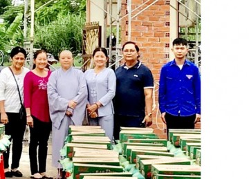 H.Tân Phước: Chùa Phú Khánh tặng quà hỗ trợ bà con nghèo xã Phú Mỹ