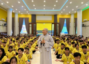 Sư cô Huệ Nghiêm giao lưu chia sẻ “Hạnh Phúc Ở Đây” tại Khóa tu Mùa hè “Đạo Phật với Tuổi Trẻ” năm 2022