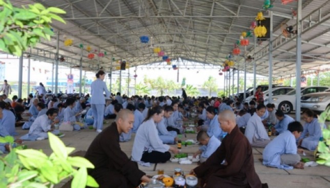 Tu niệm Phật một ngày chùa Hoằng Pháp Cambodia