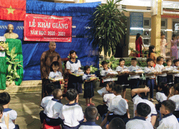 Tiền Giang: Chư Tăng hỗ trợ học sinh ngày Tựu trường