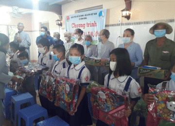 TX.Gò Công: Chùa Thiền Huệ tặng quà cho học sinh và bà con nghèo nhân mùa Vu lan