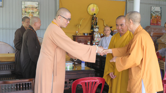 Tiền Giang: Thường trực Ban Trị sự Phật giáo tỉnh vấn an sức khỏe Hòa thượng Thích Minh Nguyệt