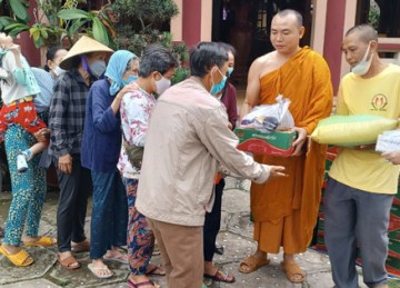 TX.Cai Lậy: Tịnh xá Ngọc Huệ trao 250 suất quà đến người mù thị xã và huyện Cai Lậy
