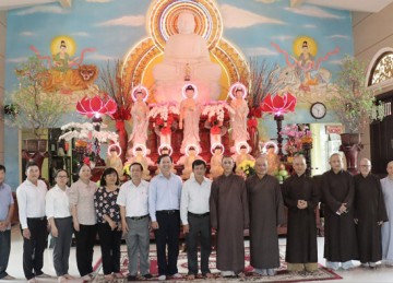 H.Cái Bè: Ban Dân vận tỉnh Tiền Giang thăm, chúc tết đầu năm Quý Mão đến chư Tôn đức Thường trực Ban Trị sự Phật giáo huyện