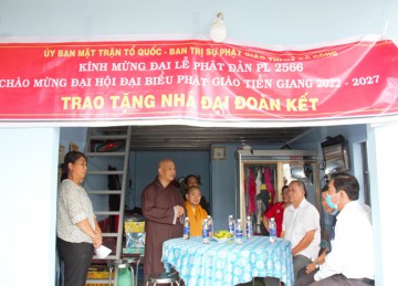 TX.Gò Công: Ban Trị sự Phật giáo thị xã bàn giao nhà Đại đoàn kết nhân dịp Đại lễ Phật đản 