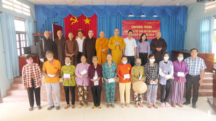 Tiền Giang: Ban Trị sự và Ban Từ thiện Xã hội Phật giáo tỉnh trao quà Tết Quý Mão đến bà con tại huyện Tân Phú Đông và Tân Phước