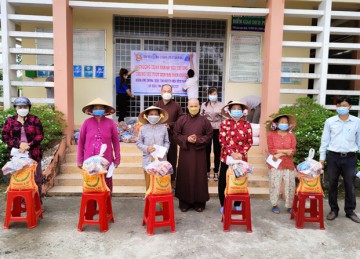 TX.Cai Lậy: Ban Trị sự Phật giáo thị xã trao hơn 600 phần quà Tết cho người nghèo và hoàn cảnh khó khăn 