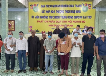 Tiền Giang: Ban TTXH Phật giáo tỉnh kết hợp BTS Phật giáo huyện Châu Thành tặng quà Tết đến người khiếm thị