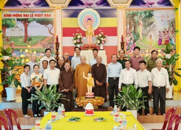 H.Tân Phú Đông: Đoàn lãnh đạo Chính quyền chúc mừng Ban Trị sự Phật giáo nhân dịp Phật đản năm 2022