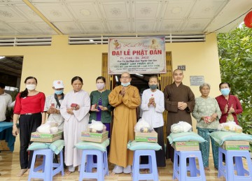 H.Chợ Gạo: Ban Trị sự và chùa Bửu Toàn tặng quà từ thiện nhân dịp Đại lễ Phật đản PL.2566