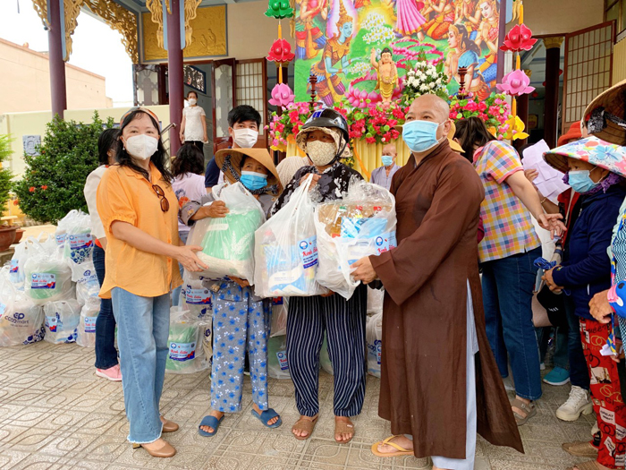 TX.Gò Công: Chùa Huệ Quang tặng quà từ thiện nhân dịp lễ Phật đản năm 2022