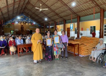 TX.Cai Lậy: Chùa Thiên Phước tặng 200 phần quà cho người khó khăn nhân dịp Kính mừng Phật đản