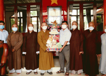 H.Gò Công Tây: Ban Trị sự Phật giáo huyện chúc Tết lãnh đạo Chính quyền và tặng quà cho bà con gặp khó khăn