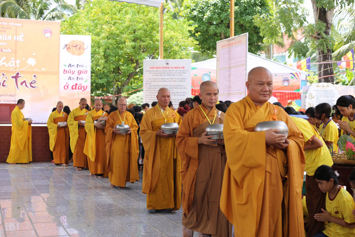 Tái hiện nghi thức Cổ Phật Khất Thực tại khóa tu mùa hè 2022 “Đạo Phật với Tuổi Trẻ”
