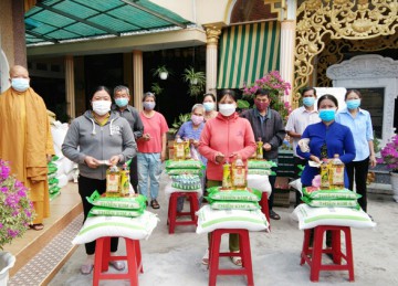 H.Châu Thành: Tịnh xá Ngọc Hiệp tổ chức nhiều đợt tặng quà Tết cho các hoàn cảnh khó khăn