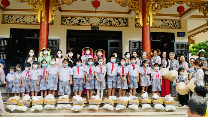Tiền Giang: Niệm Phật đường Thánh Thiện trao quà từ thiện tại chùa Linh Sơn và chùa Phước Long