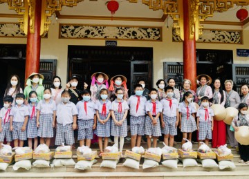 Tiền Giang: Niệm Phật đường Thánh Thiện trao quà từ thiện tại chùa Linh Sơn và chùa Phước Long