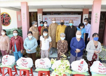 TX.Gò Công: Hội Phật giáo người Hoa TP.Hồ Chí Minh tặng quà hỗ trợ người dân xã Bình Đông cùng vượt qua đại dịch 