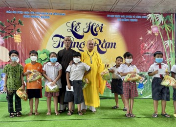 H.Gò Công Đông: Ban Trị sự Phật giáo tổ chức hội Trăng rằm và tặng quà trung thu cho các em học sinh