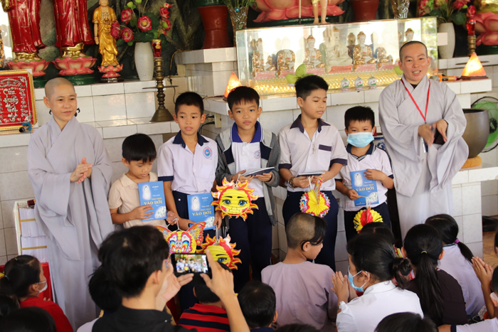 H.Cai Lậy: Buổi sinh hoạt của các em Thanh Thiếu niên tại chùa Phước Hội