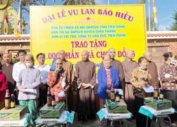 Tiền Giang: Tân ban Từ thiện Xã hội Phật giáo tỉnh trao 1000 phần quà hỗ trợ các hoàn cảnh khó khăn nhân dịp Đại lễ Vu lan