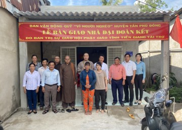 Tiền Giang: Ban Trị sự Phật giáo tỉnh bàn giao nhà Đại đoàn kết tại huyện Tân Phú Đông
