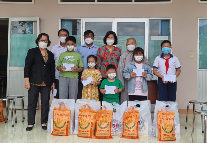 Tiền Giang: Ni trưởng Tịnh Nghiêm trao quà hỗ trợ các em học sinh mồ côi do dịch bệnh Covid-19