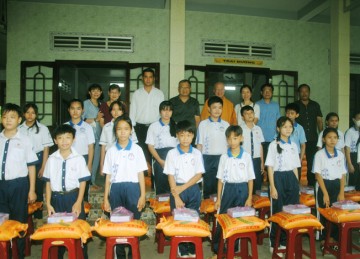 H.Gò Công Tây: Tịnh xá Ngọc Đồng tặng quà cho học sinh hiếu học