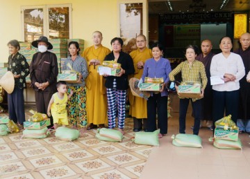 Tiền Giang: BTS Phật giáo tỉnh kết hợp Ban Chức sự các Trường hạ trao quà từ thiện nhân Kỷ niệm ngày Thương binh Liệt sĩ