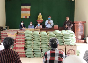 H.Chợ Gạo: Chùa Khánh Lâm và chùa Kim Linh 2 hỗ trợ quà tết đến các hoàn cảnh khó khăn 