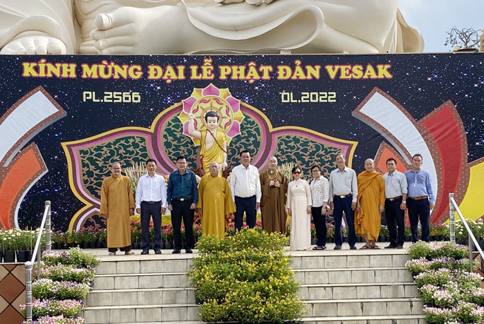 Tiền Giang: Phái đoàn lãnh đạo Tỉnh ủy và các Ban, Ngành chúc mừng Phật đản đến chư Tôn đức Giáo phẩm Phật giáo