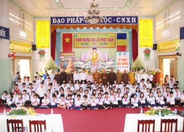 Tiền Giang: Phật giáo tỉnh trao Học bổng “Nâng bước đến trường” trong mùa Phật Đản PL.2567
