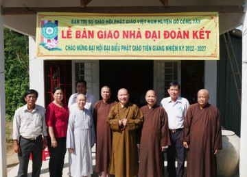 H.Gò Công Tây: Ban Trị sự Phật giáo huyện tặng nhà Đại Đoàn Kết chào mừng Đại hội Đại biểu Phật giáo tỉnh Tiền Giang nhiệm kỳ 2022-2027 