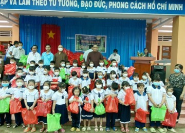 H.Cai Lậy: Tổ đình Phước Lâm tặng hơn 1000 phần quà Trung thu và học bổng đến các em Thiếu nhi tại xã Phú Nhuận