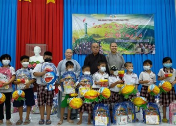 H.Tân Phú Đông: Tổ đình Linh Bửu tổ chức vui chơi Trung thu và tặng quà cho các cháu Thiếu nhi