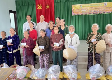 Ban Từ thiện Xã hội Phật giáo tỉnh Tiền Giang cứu trợ đồng bào bị ảnh hưởng bão lũ tại huyện Phú Vang, tỉnh Thừa Thiên Huế