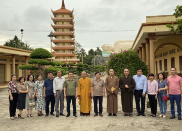 Tiền Giang: Phái đoàn Trung ương Mặt trận Tổ quốc Việt Nam thăm trường hạ chùa Vĩnh Tràng