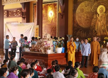 H.Tân Phước: Thiền viện Trúc Lâm Chánh Giác tặng 500 phần quà Vu lan đến các hoàn cảnh khó khăn 