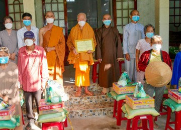 H.Gò Công Tây: Tịnh xá Ngọc Đồng trao 200 phần quà Tết cho các hộ gia đình khó khăn
