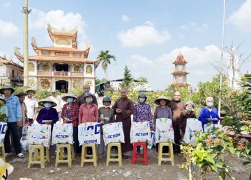 TX.Cai Lậy: Ban Trị sự Phật giáo thị xã kết hợp chùa Long Thành trao quà Tết đến các hoàn cảnh khó khăn