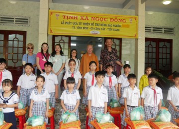 H.Gò Công Tây: Tịnh xá Ngọc Đồng tổ chức tặng quà cho học sinh và bà con gặp khó khăn tại địa phương