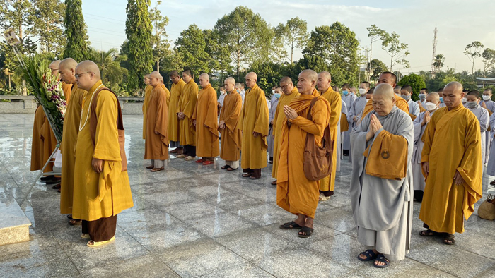 Tiền Giang: Phật giáo viếng Nghĩa trang Liệt sĩ tỉnh và tặng quà từ thiện nhân dịp Đại lễ Phật đản PL.2566