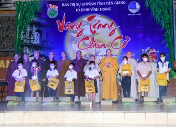 Tiền Giang: Thường trực Ban Trị sự Phật giáo tỉnh tổ chức Đêm hội Trăng rằm – trao 500 phần quà và học bổng cho học sinh