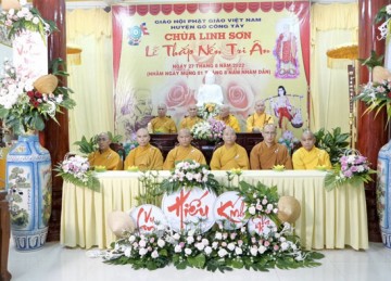 H.Gò Công Tây: Chùa Linh Sơn tổ chức thắp nến Tri ân và trao qua từ thiện 