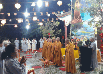 TX. Gò Công: Đêm Hoa Đăng Kỷ Niệm Phật Thành Đạo Tại Chùa Thiền Huệ