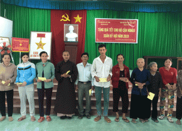 TX. Cai Lậy: Ban Trị Sự Phật Giáo Tặng Quà Tết Đến Bà Con Nghèo Phường 5 và Xã Long Khánh