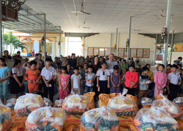 H.Châu Thành: Chùa Nam An tiếp tục trao tặng quà xuân Canh Tý đến các hoàn cảnh khó khăn